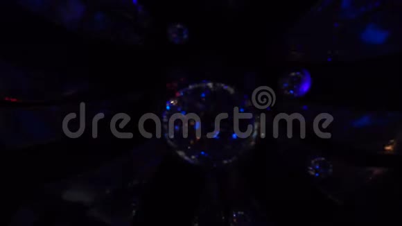 旋转迪斯科镜球与照明装饰闪闪发光的俱乐部设备视频的预览图