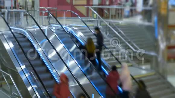 现代购物中心市场或商场内自动扶梯上的人的时间视频的预览图