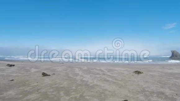 驾驶飞机飞越沙滩迎着海洋拉回视频的预览图