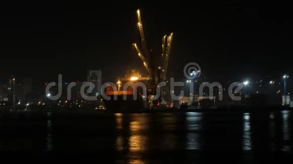 集装箱船夜间在Novorossiysk港卸货2018年10月30日视频的预览图