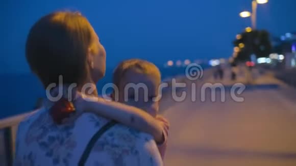 母亲夜里抱着孩子散步视频的预览图