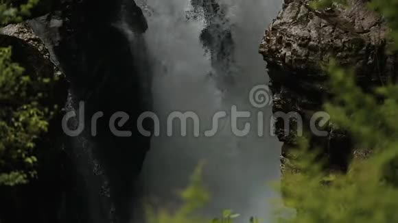 库塔伊西未触及的自然区域快速瀑布的奇妙景观视频的预览图