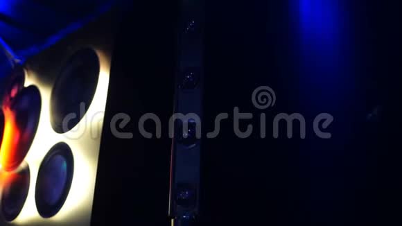 舞台上的泛光灯在俱乐部里闪闪发光开着开着开着关视频的预览图