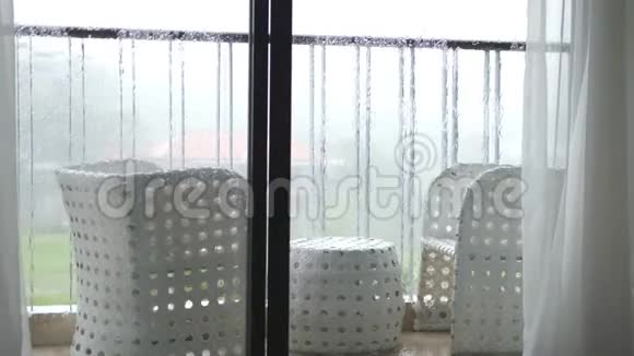 阳台的景观与桌椅在倾盆大雨中刮风慢动作3840x2160视频的预览图
