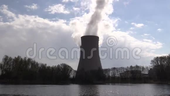 夏季池塘对抗核电站视频的预览图
