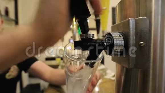 酒吧服务员在餐厅倒起泡水补水饮料水平衡视频的预览图