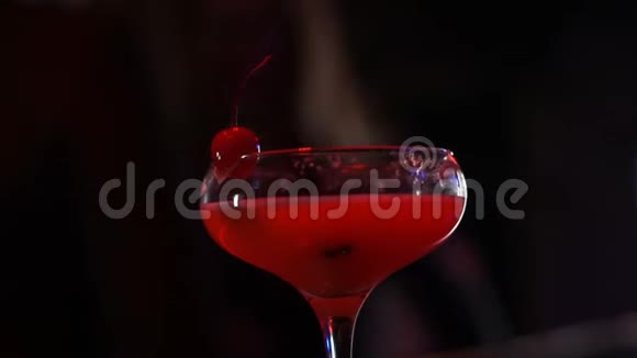 美味的红色鸡尾酒装饰新鲜樱桃站在酒吧柜台特写视频的预览图