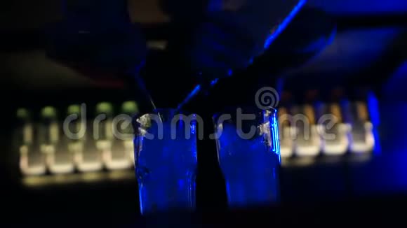 酒吧老板把酒精倒入装有冰块的杯子里摇晃着耍花样视频的预览图