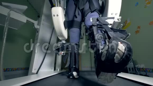 假肢机器在医院工作特写视频的预览图