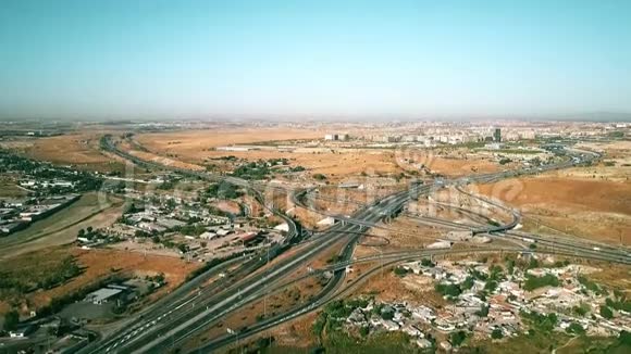 西班牙马德里以外的大型公路立交桥的空中景观视频的预览图