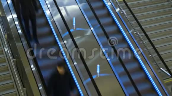 在铁路或火车站内的自动扶梯上现代机场视频的预览图