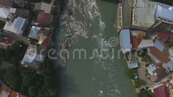 浑水在格鲁吉亚库塔伊西市的Rioni河快速流动生态视频的预览图