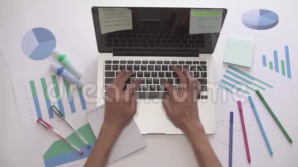 在笔记本电脑上工作的女人在写新项目视频的预览图