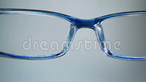 个人观点选择眼镜质量清晰光学商店视频的预览图