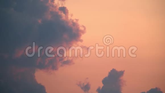 在日落时戏剧性的云层以明亮的颜色格式化风暴视频的预览图