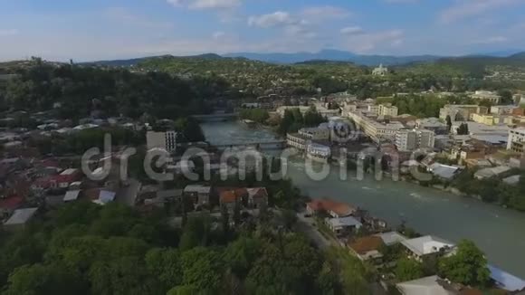佐治亚州绿意盎然的库塔伊斯大城市鸟瞰Rioni河和山脉视频的预览图