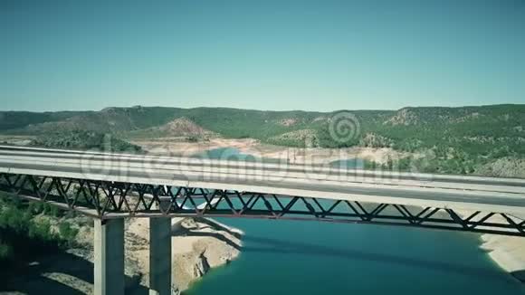 高速公路和铁路拱桥的鸟瞰图视频的预览图