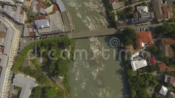 鸟瞰库塔伊西市快速Rioni河畔前往格鲁吉亚视频的预览图