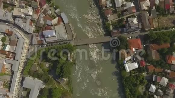 令人惊叹的格鲁吉亚库塔伊西城全景Rioni河上的桥梁鸟瞰视频的预览图