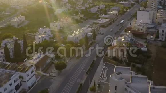 城市街道上的旅游巴士海滨度假胜地的房地产鸟瞰视频的预览图