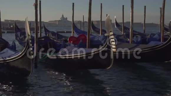 威尼斯贡多拉斯慢动作和船只交通视频的预览图