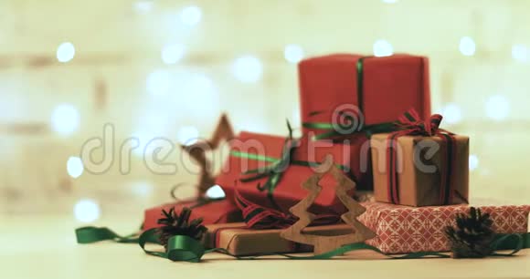 在闪灯背景上包装的圣诞礼物和装饰品视频的预览图