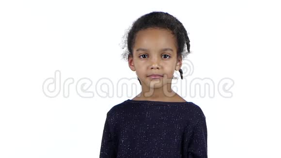 一个非裔美国人微笑的孩子她快乐白色背景慢动作视频的预览图