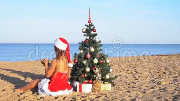 在热带地区的海滩度假村穿圣诞衣服的女孩1视频的预览图