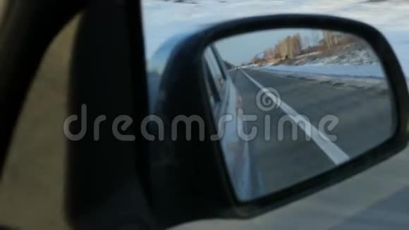 山体景观倒影在车侧后视镜冬季慢动作视频的预览图