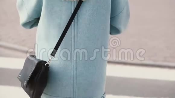 穿时髦衣服的金发女郎走在街上的迷人女人时尚产业斯特迪康视频的预览图