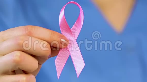 护士在衬衫上贴上粉红色丝带支持患有乳腺癌的妇女视频的预览图