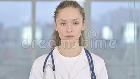 年轻女医生看镜头的画像视频的预览图