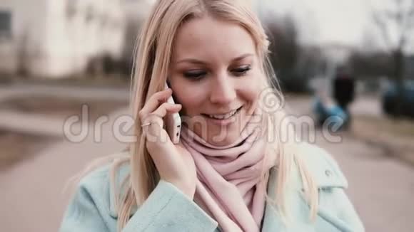 慢动作白种人女人在电话里聊天可爱迷人的年轻20岁快乐的金发女郎结束电话告别视频的预览图