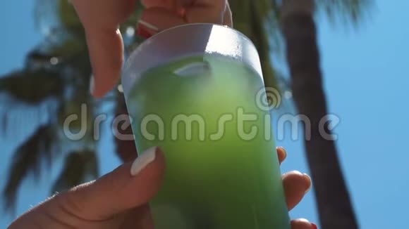 女人用吸管搅拌饮料视频的预览图