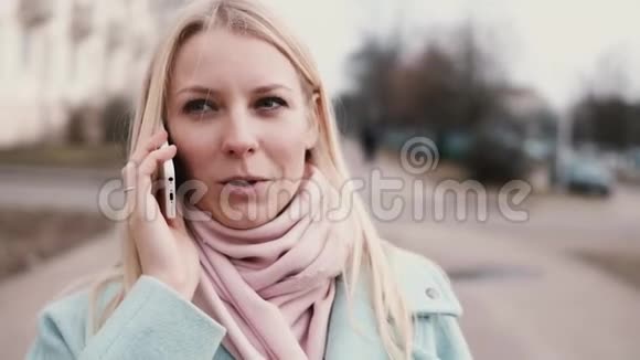 慢动作白种人女人在打电话可爱的时尚漂亮的20岁的金发女郎开心地笑着聊天视频的预览图