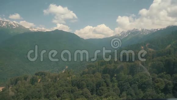 山地景观美丽的白云映衬着高山和蓝天视频的预览图
