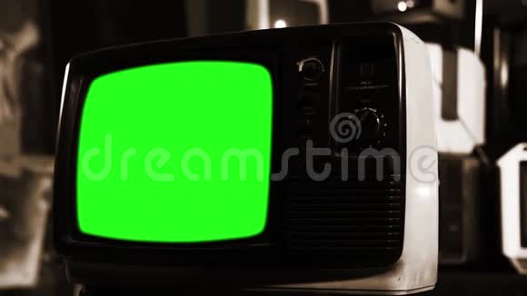 旧电视绿色屏幕与许多电视放大塞皮娅托内视频的预览图