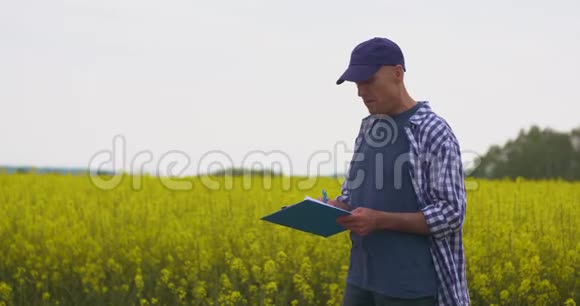 农民在油菜地做笔记视频的预览图