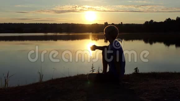 梦中人喝茶坐在湖岸日落在邋遢视频的预览图