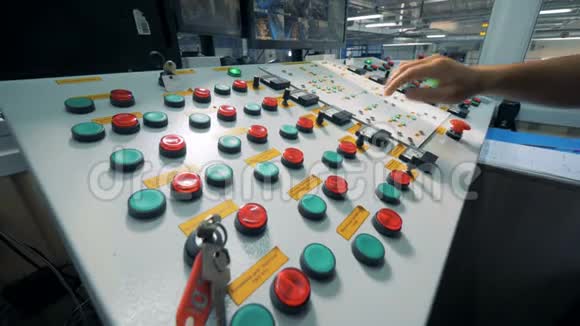 一个工人按下控制台桌上的几个按钮视频的预览图