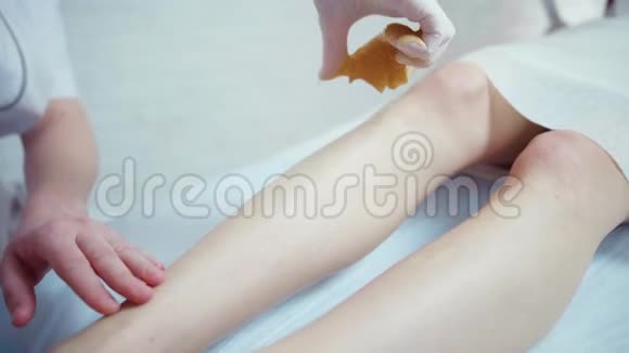 美容师在美容水疗中心给腿打蜡视频的预览图