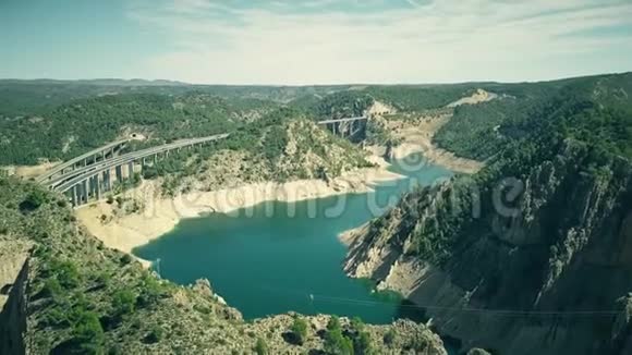 西班牙山区Higway和铁路桥梁的鸟瞰图视频的预览图