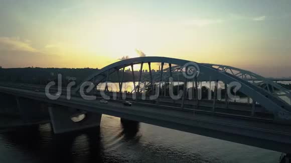 空中镜头日落时分在基辅桥附近向后飞行视频的预览图