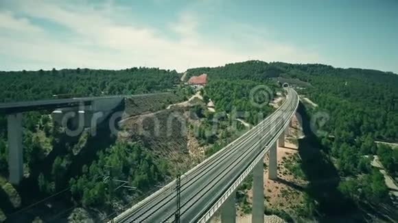西班牙铁路桥梁和隧道的鸟瞰图视频的预览图