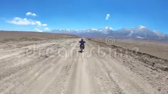 摩托车手骑着车穿过西藏高原视频的预览图