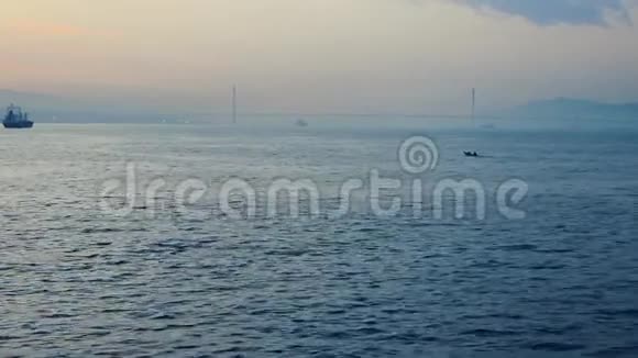 一艘小渔船正在海上航行视频的预览图