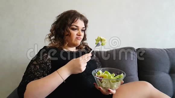 美丽的女孩吃沙拉午餐维生素沙发饥饿的惊奇厌恶情绪开胃视频的预览图