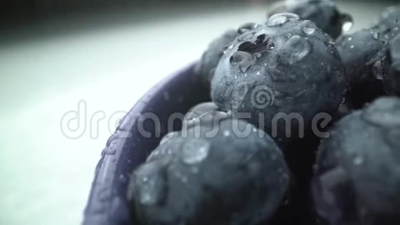 湿鲜蓝莓背景工作室宏观拍摄视频的预览图