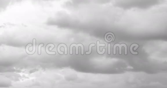 灰色的云浮在天空中视频的预览图