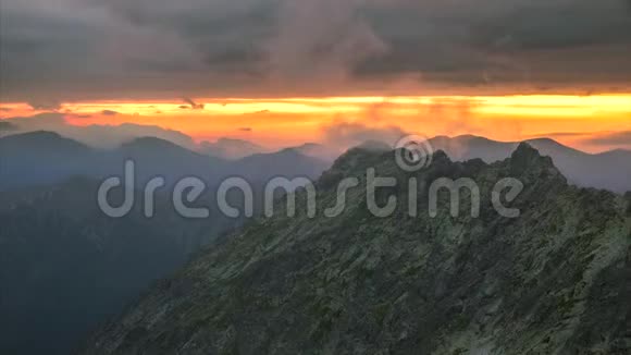 山脉中的日落视频的预览图